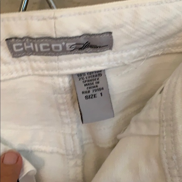 Chico pair of white capris size 1. Women’s Sz 8 - Picture 2 of 4